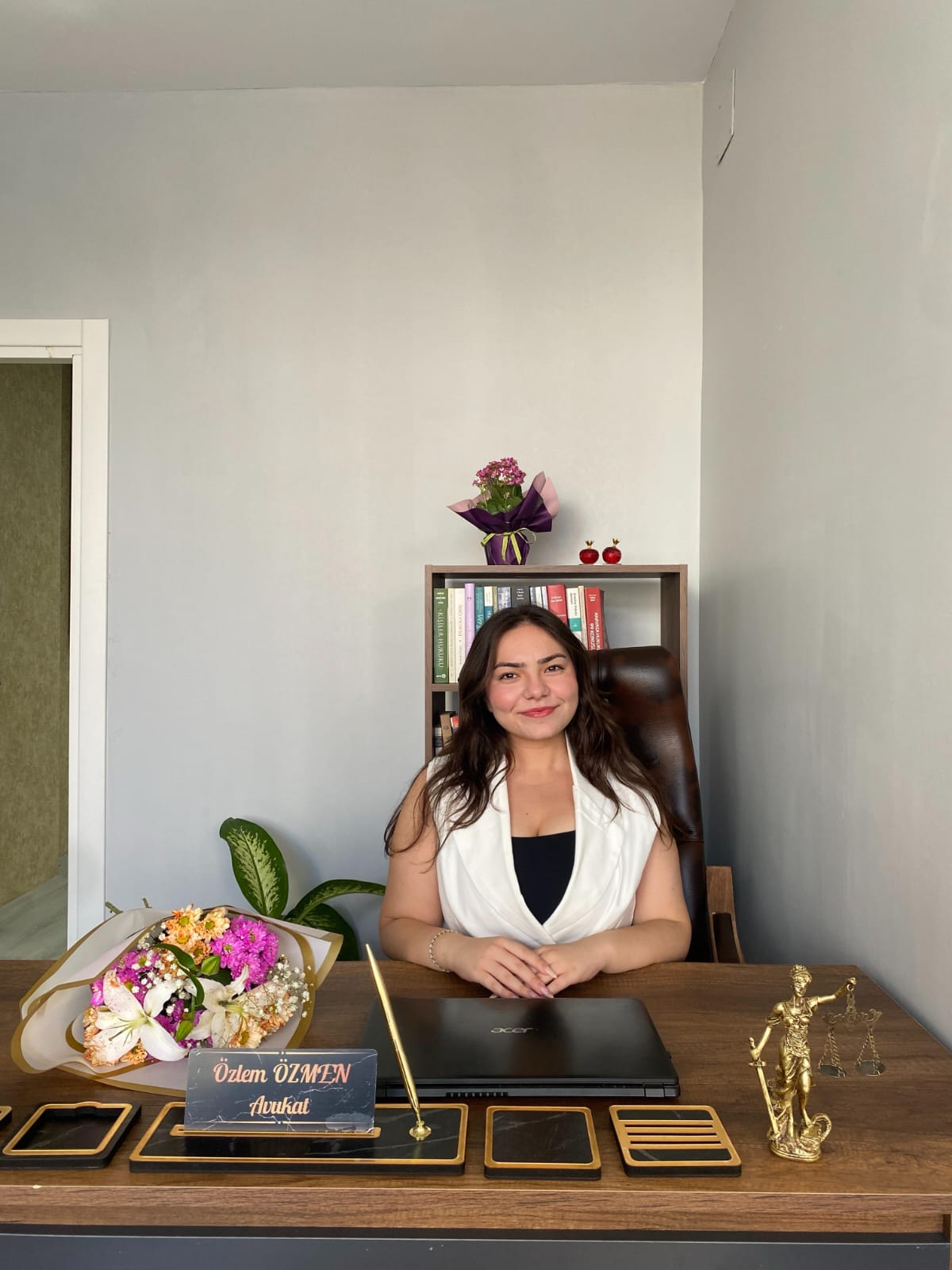 Av. Özlem Özmen portresi